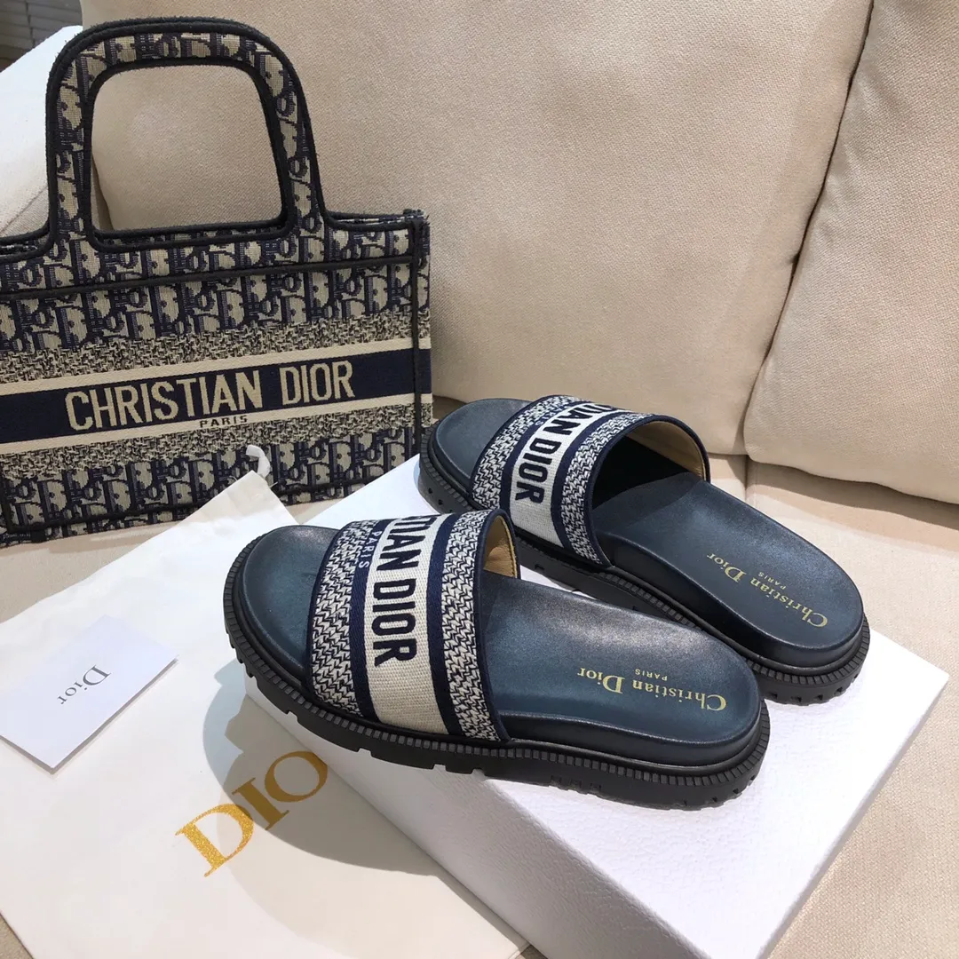 👟👟Ex-factory price P360👟👟 New version 2024- Water platform version DIOR early spring new jacquard embroidered sandals ✨🧚‍♀️ 〰〰️〰️〰️〰️️ As the D family's flagship presbyopia embroidery series sandals, new colors are added every year, and they are sold out as soon as they are new. The embroidery design is three-dimensional and very exquisite, simple and elegant, and not picky at all. It can be held in any occasion and makes people fall in love with it. ✨ Exclusive custom-made letter three-dimensional embroidery upper, high-density electric embroidery technology, without any connections or overlaps, perfect quality and complex craftsmanship. Consistent with the original version, comfortable and soft, please note the size: 35-41✨